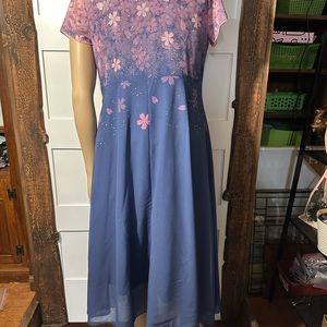 Women's Short Sleeve Floral Dress - Size Large - Blossom in Style!